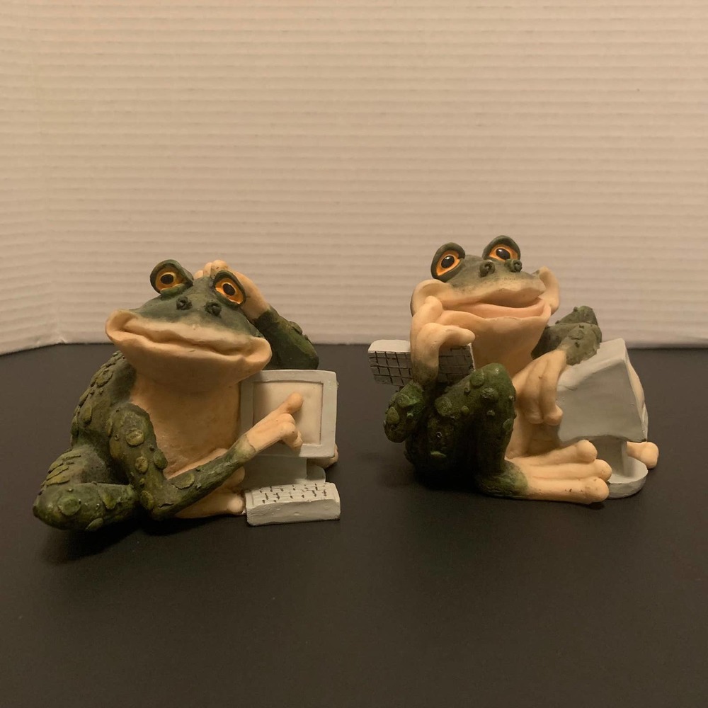 2 Frogs With Vintage Computers. Very cute and qwirky. Excellent cond. Great Gift